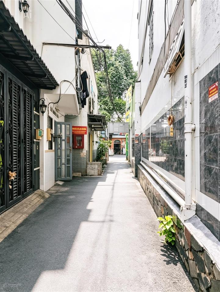 2 tầng  có phòng ngủ trệt ngang 9m sát mặt tiền đường lớn.