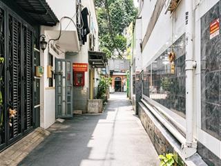 2 tầng  có phòng ngủ trệt ngang 9m sát mặt tiền đường lớn.