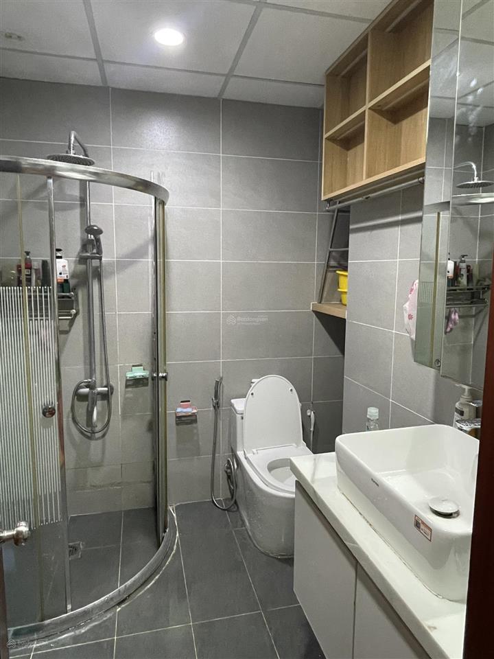 Cho thuê căn hộ dt 105m2, 3 phòng ngủ, các phòng đều có cửa sổ, 2 ban công, tầng 15