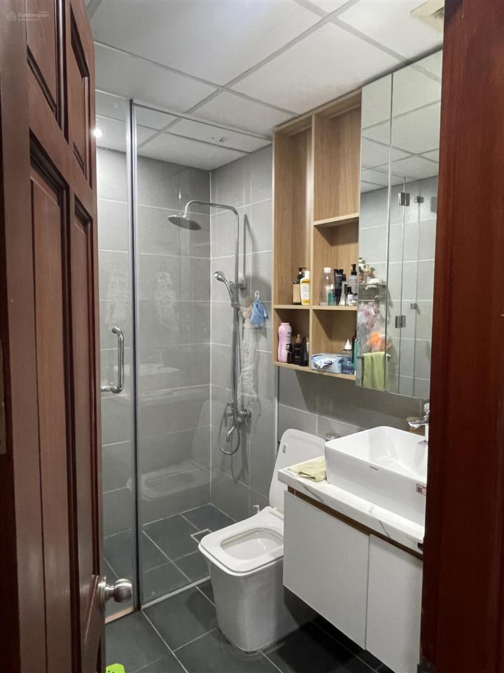 Cho thuê căn hộ dt 105m2, 3 phòng ngủ, các phòng đều có cửa sổ, 2 ban công, tầng 15