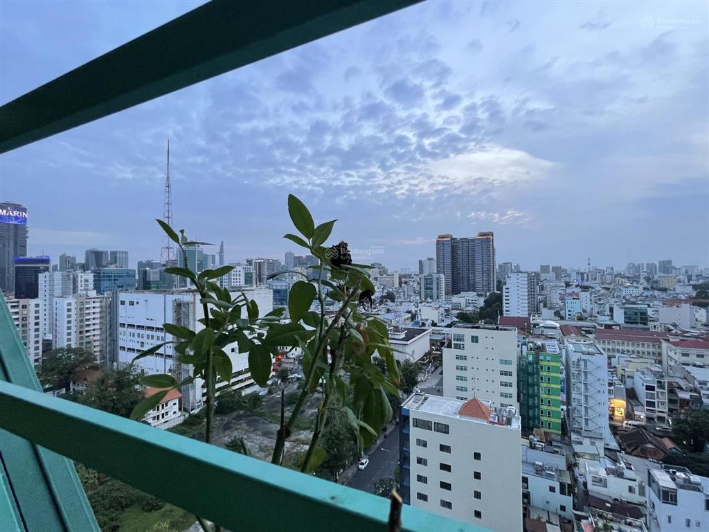 Cho thuê căn hộ dt 105m2, 3 phòng ngủ, các phòng đều có cửa sổ, 2 ban công, tầng 15