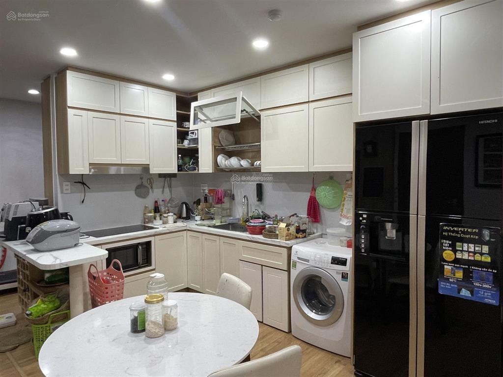 Cho thuê căn hộ dt 105m2, 3 phòng ngủ, các phòng đều có cửa sổ, 2 ban công, tầng 15