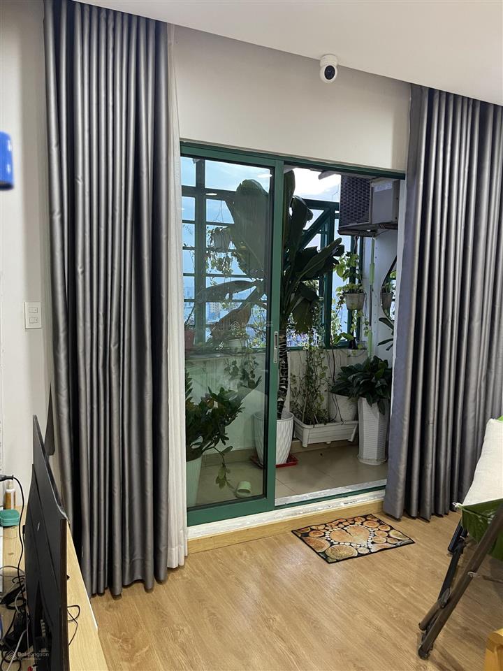 Cho thuê căn hộ dt 105m2, 3 phòng ngủ, các phòng đều có cửa sổ, 2 ban công, tầng 15