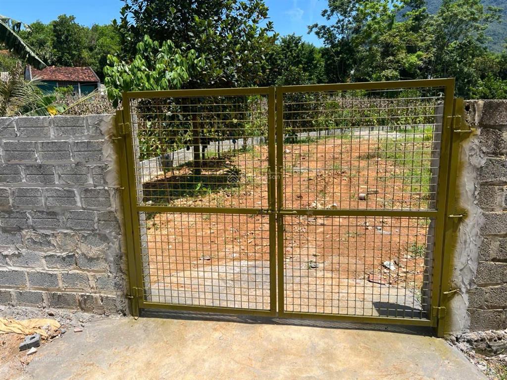 Lô đất 18m mặt đường trục chính gần cổng làng sầm uất, sẵn vườn cây, giếng khoan, điện, tường bao