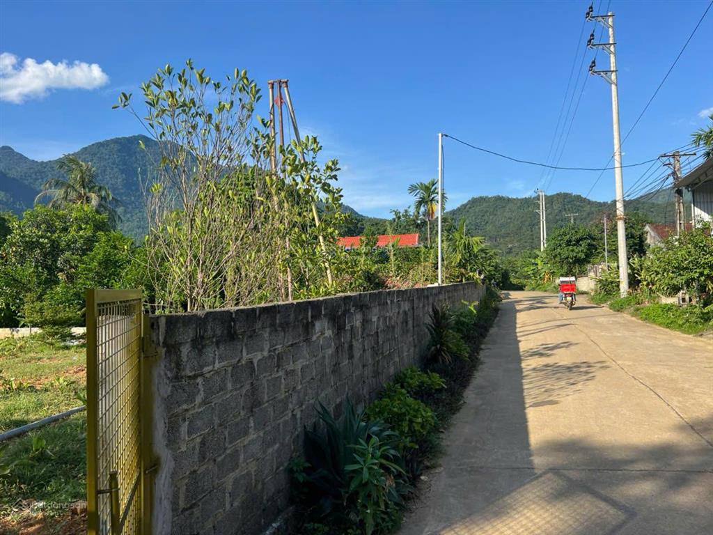 Lô đất 18m mặt đường trục chính gần cổng làng sầm uất, sẵn vườn cây, giếng khoan, điện, tường bao