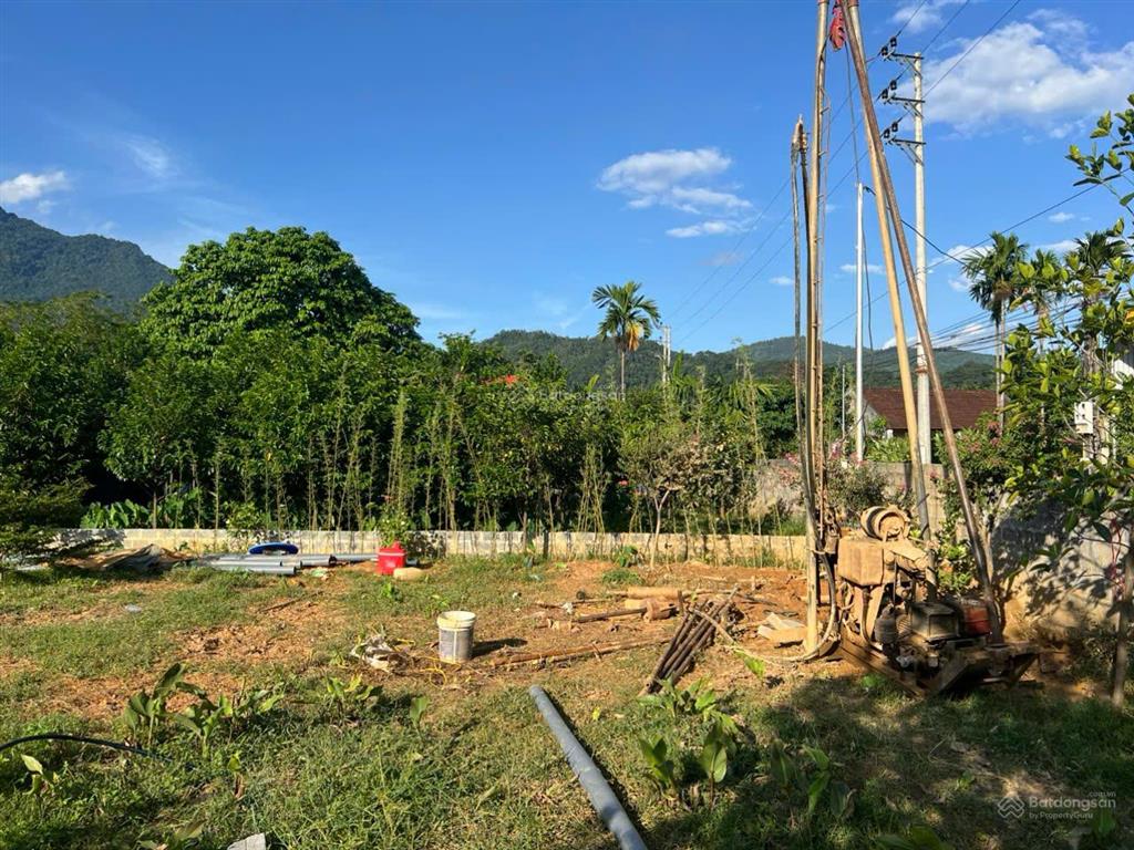 Lô đất 18m mặt đường trục chính gần cổng làng sầm uất, sẵn vườn cây, giếng khoan, điện, tường bao