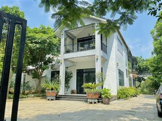 Hệ thống villa đã được trang bị đầy đủ phòng ngủ, phòng ăn, phòng khách, bungalow, bể bơi, tập gym.