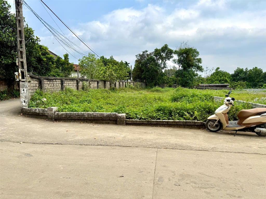 Đất 2 mặt tiền đường liên thôn, cách đường nhựa 100m, gần nhiều tiện ích, view núi ba vìgần hồ lớn