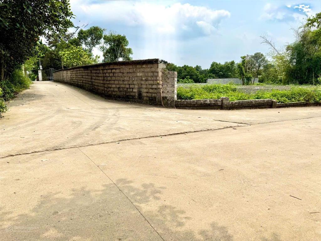 Đất 2 mặt tiền đường liên thôn, cách đường nhựa 100m, gần nhiều tiện ích, view núi ba vìgần hồ lớn