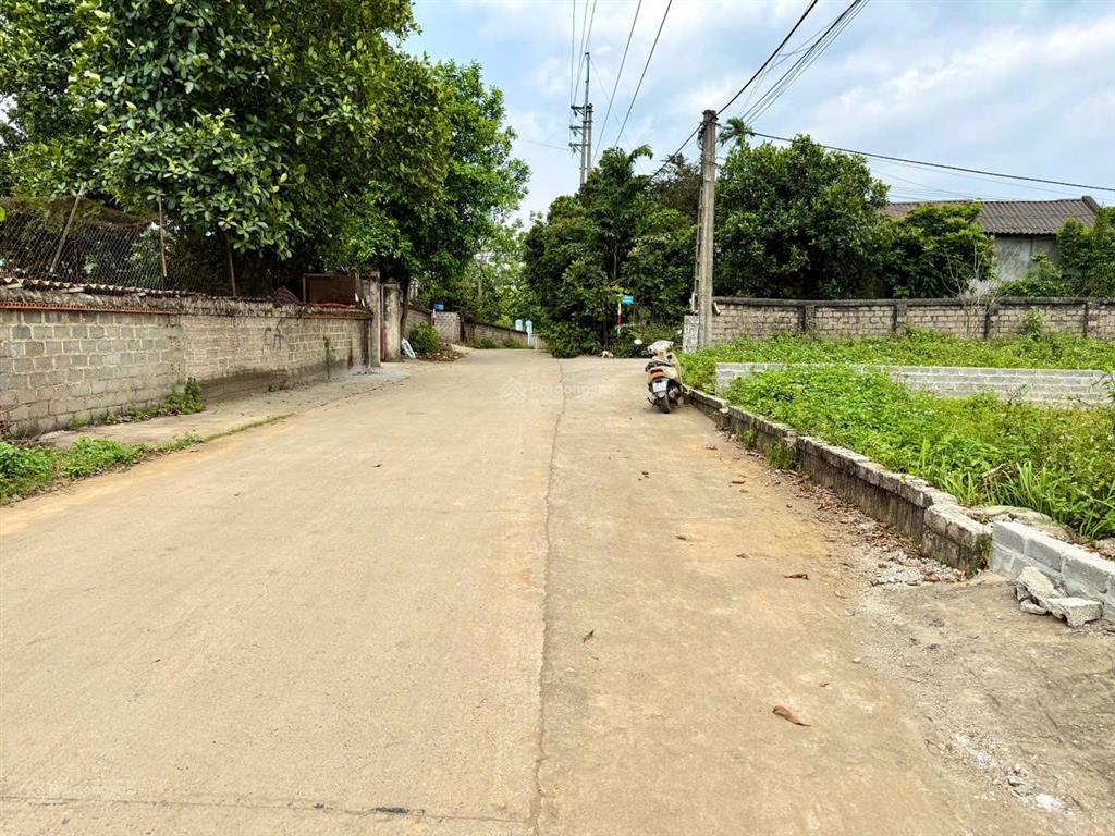 Đất 2 mặt tiền đường liên thôn, cách đường nhựa 100m, gần nhiều tiện ích, view núi ba vìgần hồ lớn