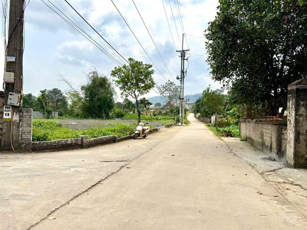 Đất 2 mặt tiền đường liên thôn, cách đường nhựa 100m, gần nhiều tiện ích, view núi ba vìgần hồ lớn