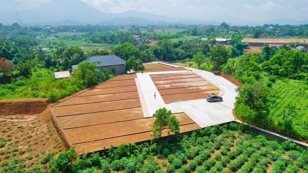 Đất thanh thủy 2 mặt tiền, đường rộng 6m, có vỉa hè, thoát nước, cách đường hcm 400m, view núi đồi