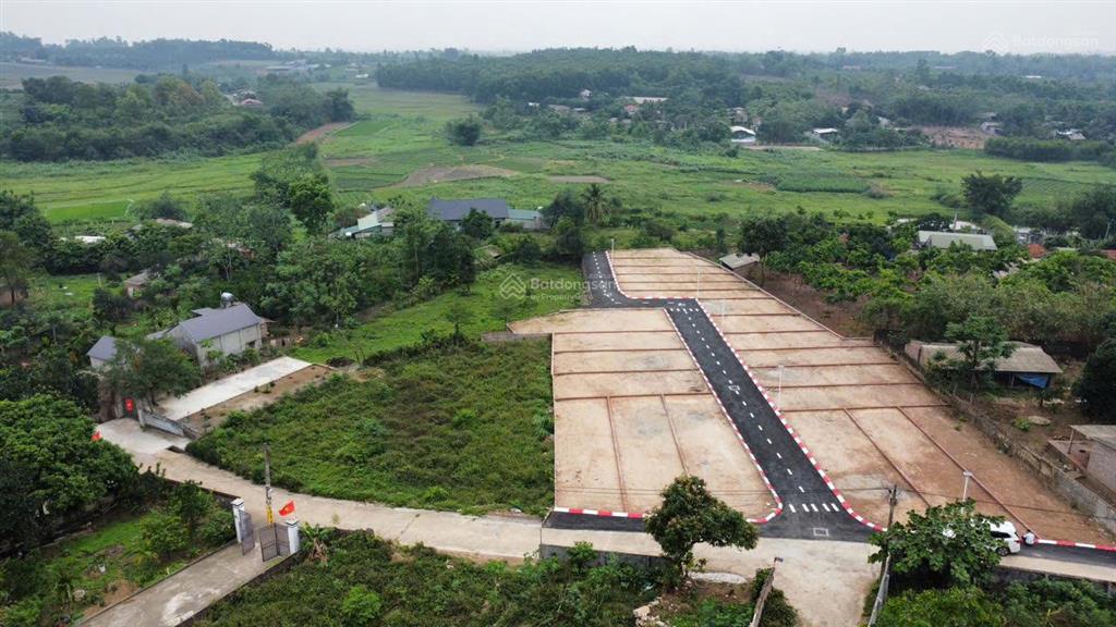 Đất full ont cách đường nhựa lớn (tuyến xe bus chạy) tầm 250m, cách chợ dân sinh và trường học 700m