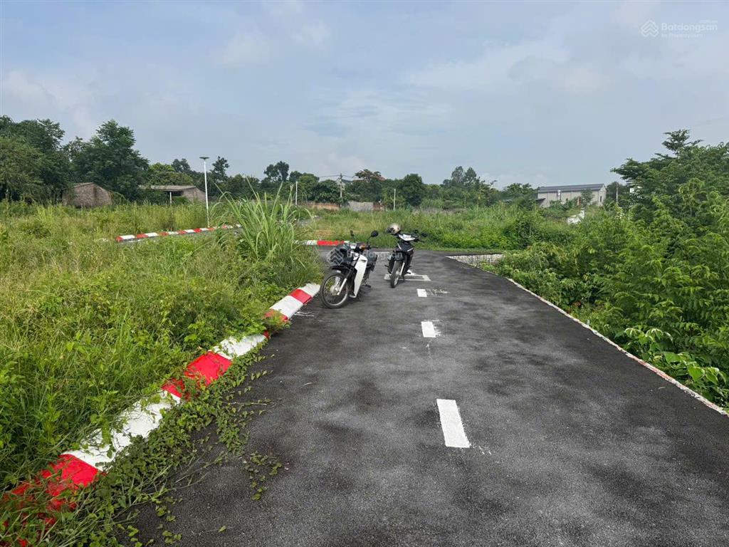 Đất full ont cách đường nhựa lớn (tuyến xe bus chạy) tầm 250m, cách chợ dân sinh và trường học 700m