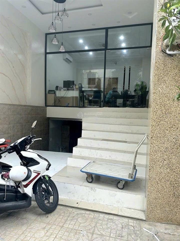 Cần cho thuê tòa nhà mt đường hoàng việt p. 4 q. tân bình gần khúc lê bình
