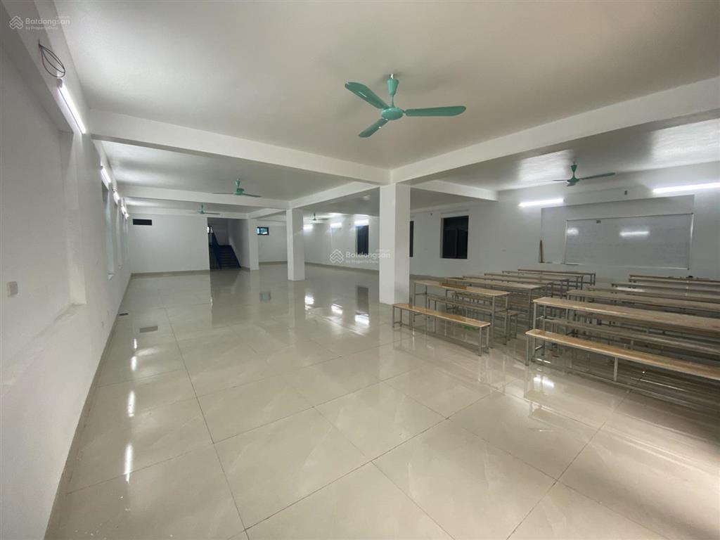 Chính chủ cho thuê cả tòa nhà phù hợp làm văn phòng công ty, trung tâm, lớp học. diện tích 236m2x3t