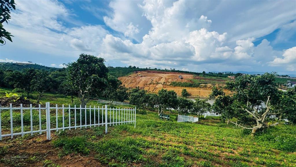 View hồ cực đẹp đất ven đà lạt chỉ 1 tỷ 650 triệu, dt 1000m2 sẵn 150m2 thổ cư, cách đà lạt 27km
