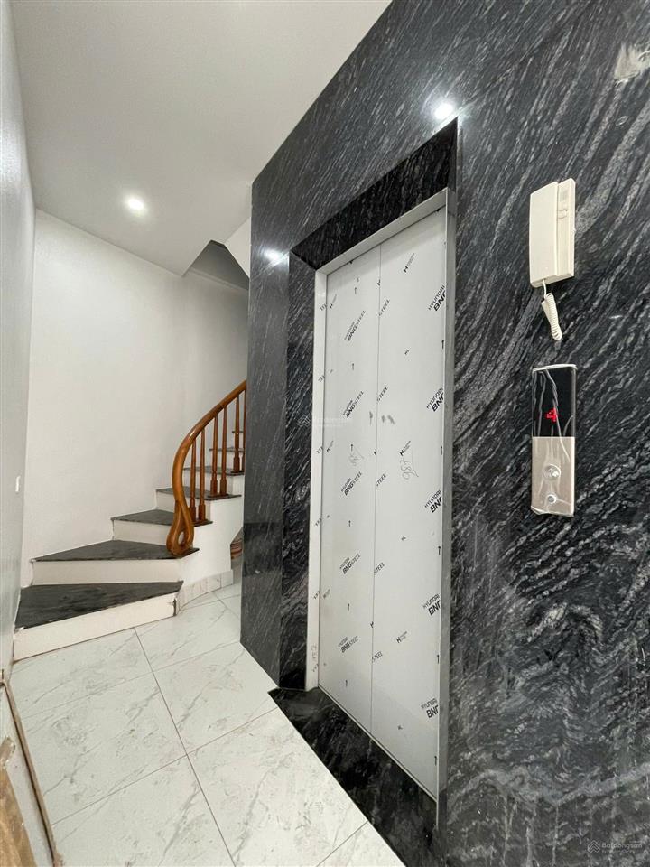 Nhà phường yên nghĩa xây độc lập có thang máy 40m2x5 tầng, 20m ra mặt đường ô tô, ngay gần mặt ql6