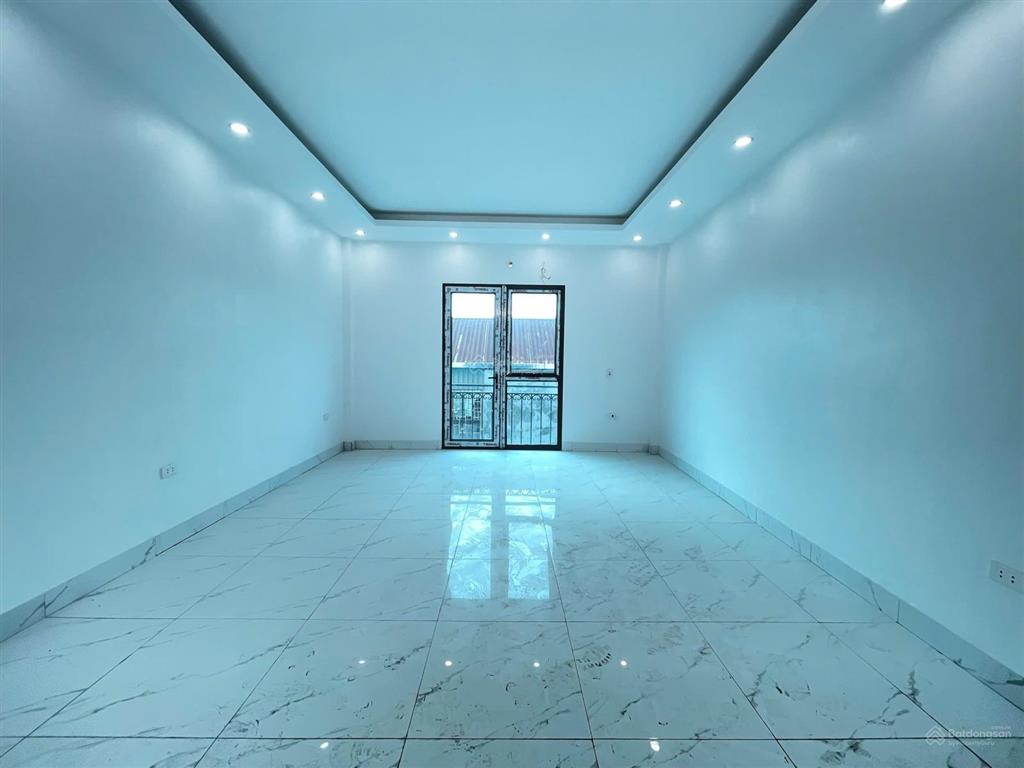 Nhà phường yên nghĩa xây độc lập có thang máy 40m2x5 tầng, 20m ra mặt đường ô tô, ngay gần mặt ql6