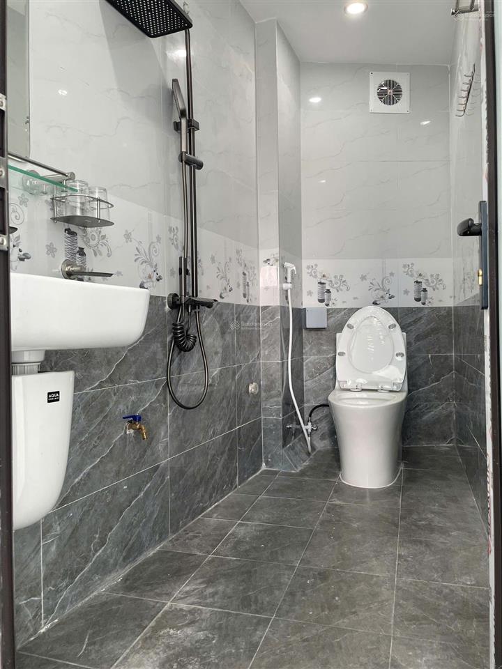 Nhà phường yên nghĩa xây độc lập có thang máy 40m2x5 tầng, 20m ra mặt đường ô tô, ngay gần mặt ql6