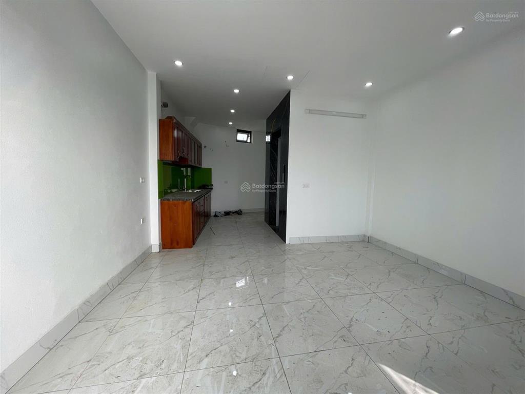 Nhà phường yên nghĩa xây độc lập có thang máy 40m2x5 tầng, 20m ra mặt đường ô tô, ngay gần mặt ql6
