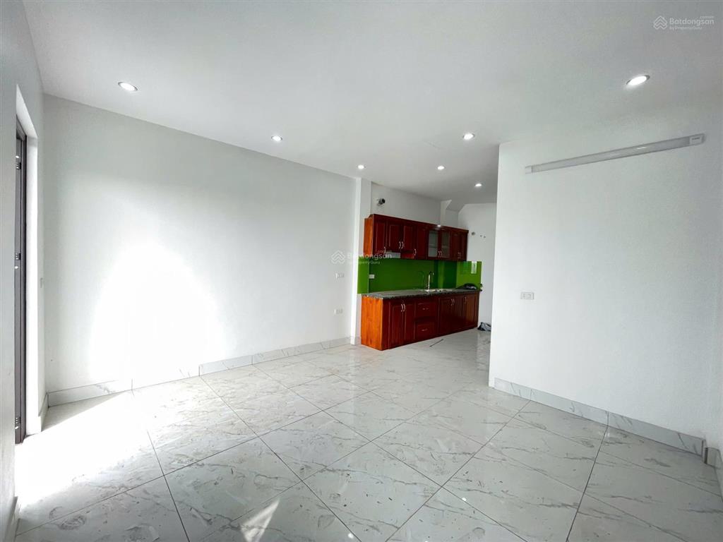 Nhà phường yên nghĩa xây độc lập có thang máy 40m2x5 tầng, 20m ra mặt đường ô tô, ngay gần mặt ql6