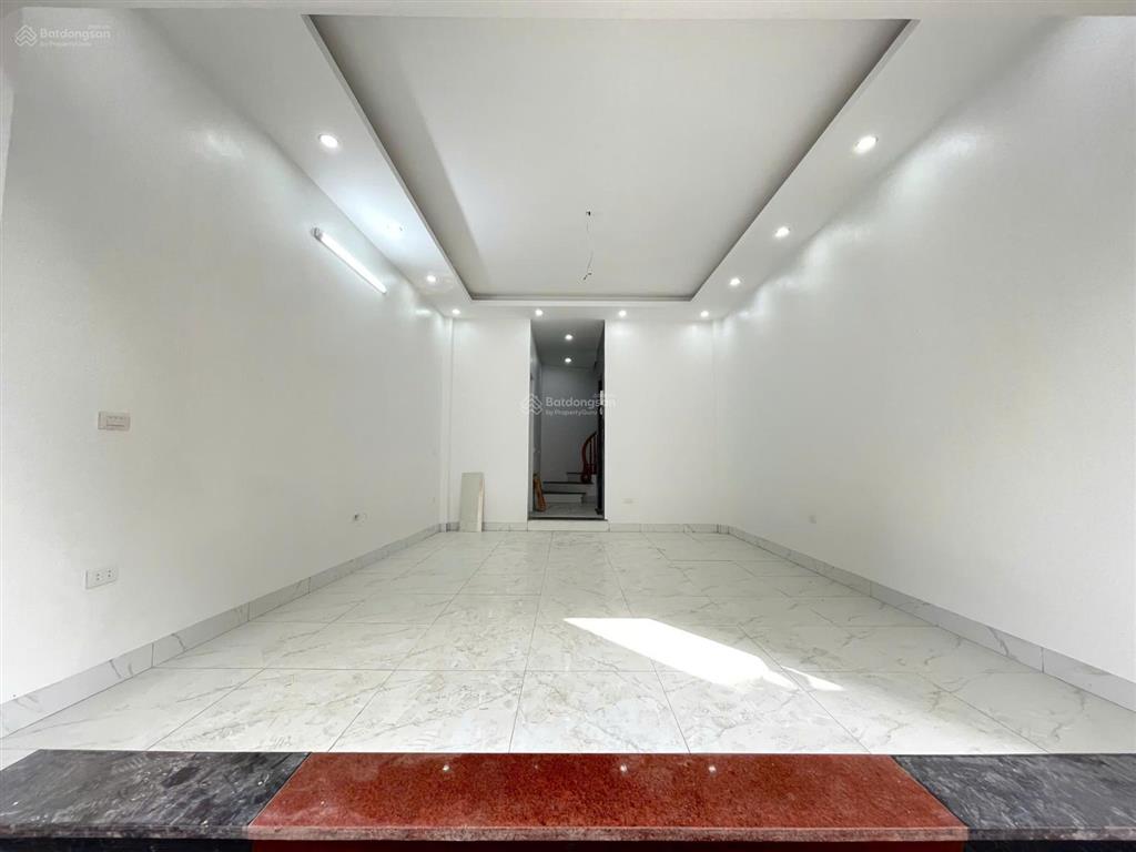 Nhà phường yên nghĩa xây độc lập có thang máy 40m2x5 tầng, 20m ra mặt đường ô tô, ngay gần mặt ql6