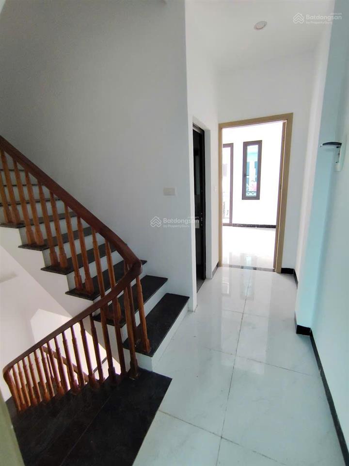 Nhà xây hiện đại giáp mặt phố 50m thẳng ra mặt tt chúc sơn (như ảnh) 63m2x4t+sân để ôtô+sân sau nhà