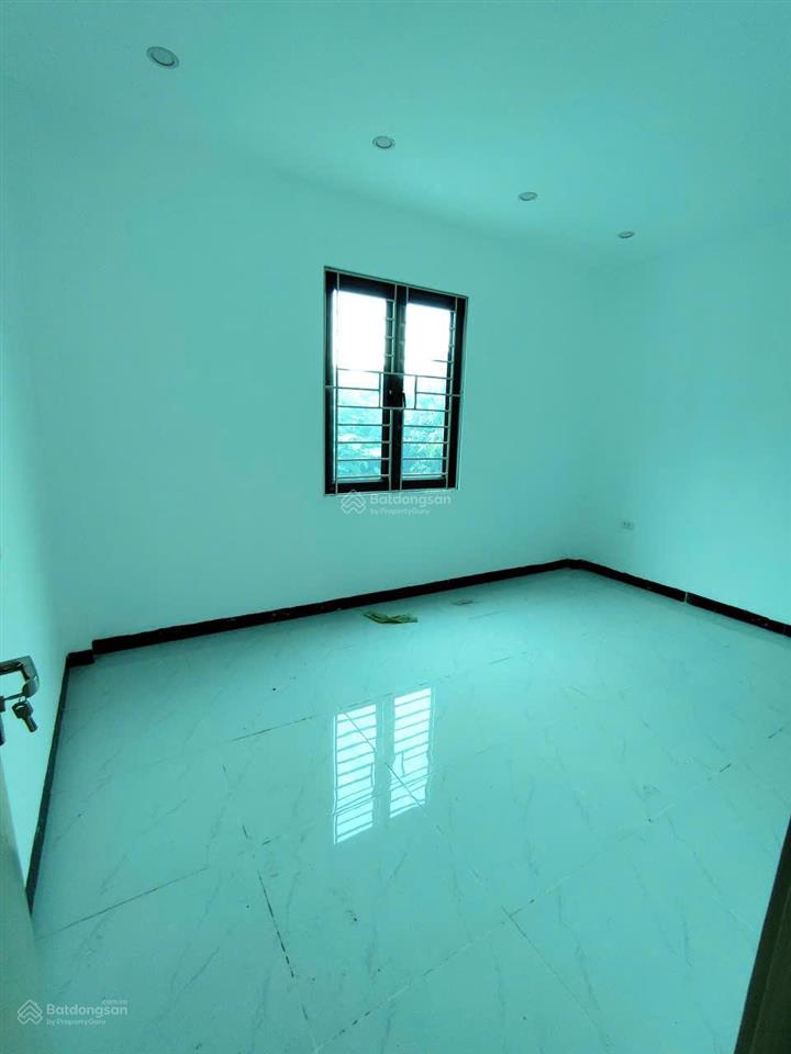 Nhà xây hiện đại giáp mặt phố 50m thẳng ra mặt tt chúc sơn (như ảnh) 63m2x4t+sân để ôtô+sân sau nhà