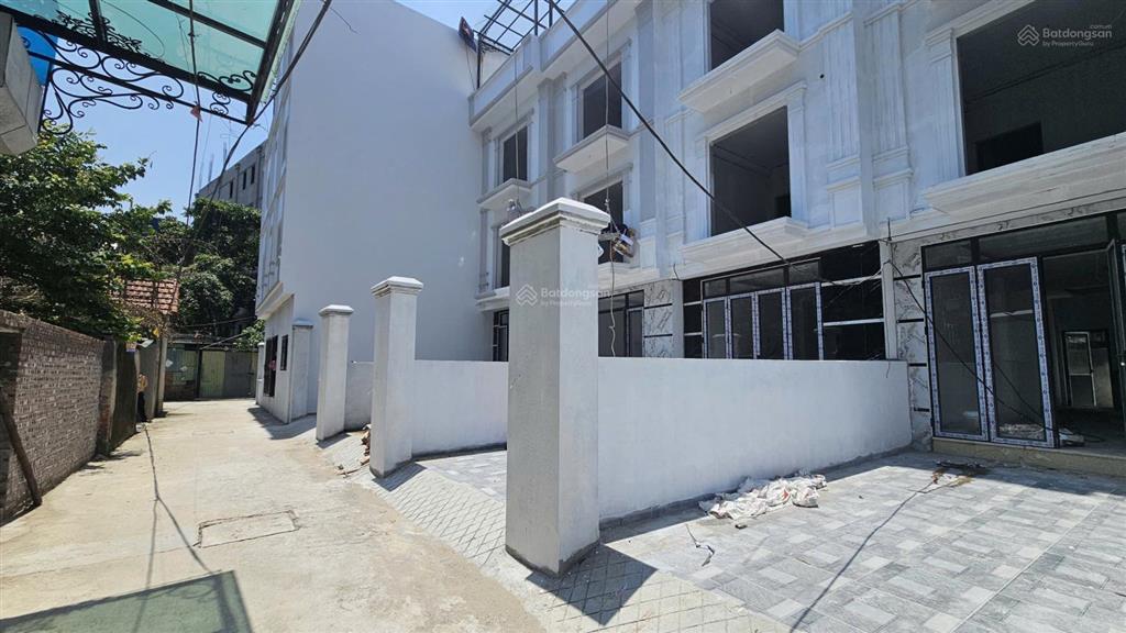 Nhà xây hiện đại giáp mặt phố 50m thẳng ra mặt tt chúc sơn (như ảnh) 63m2x4t+sân để ôtô+sân sau nhà