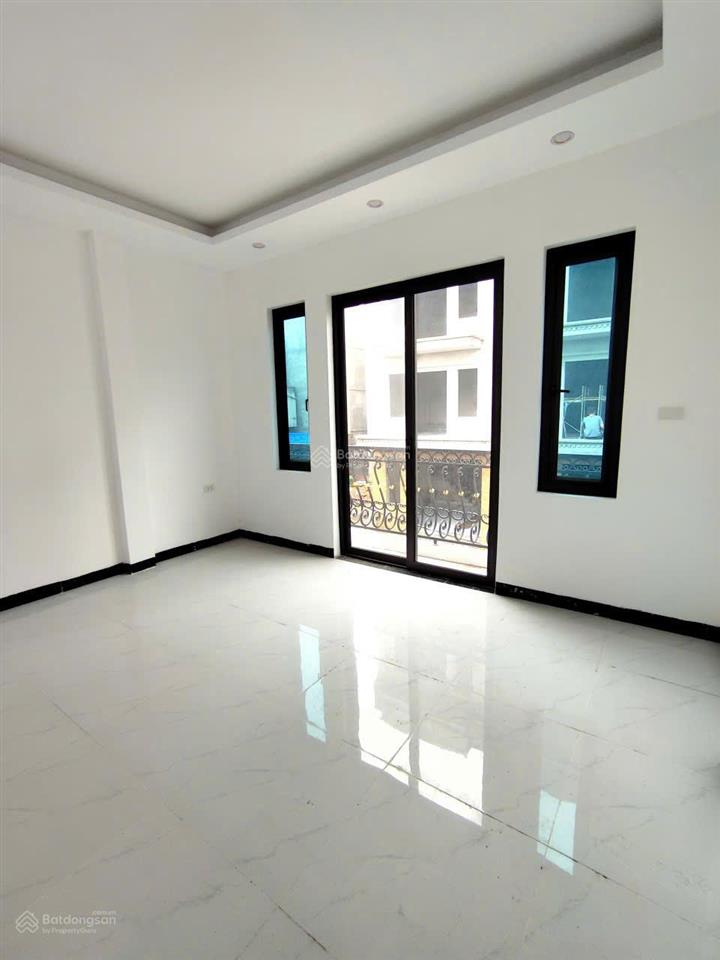 Nhà xây hiện đại giáp mặt phố 50m thẳng ra mặt tt chúc sơn (như ảnh) 63m2x4t+sân để ôtô+sân sau nhà