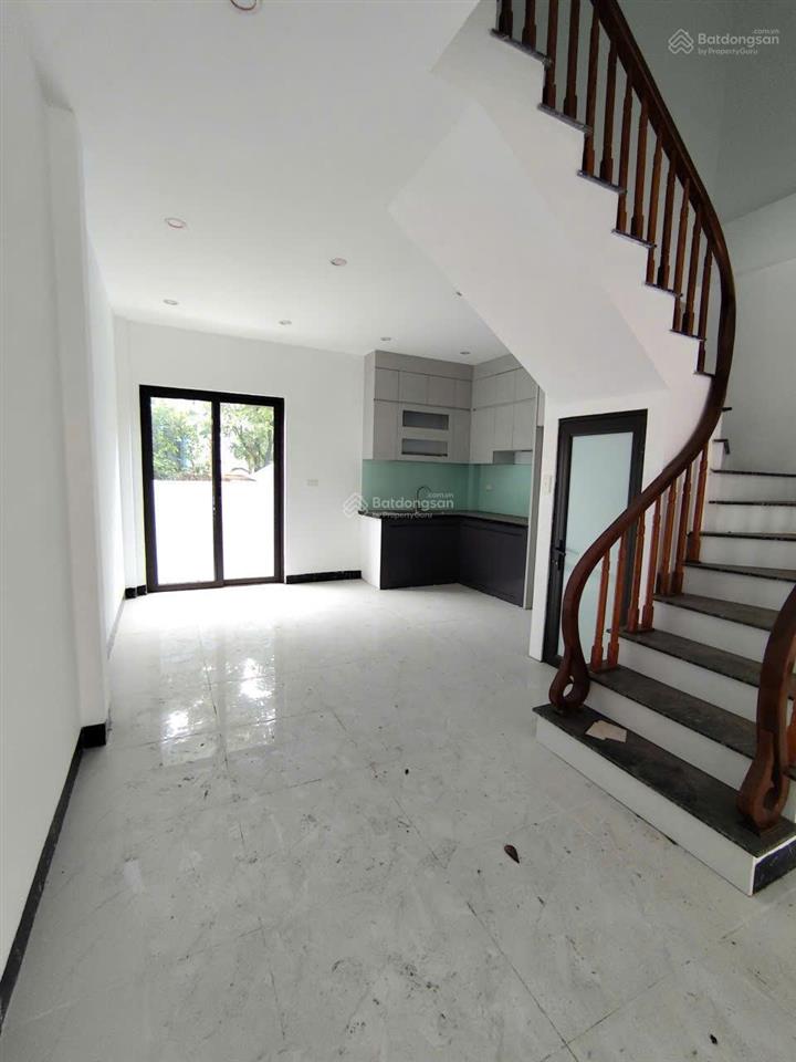 Nhà xây hiện đại giáp mặt phố 50m thẳng ra mặt tt chúc sơn (như ảnh) 63m2x4t+sân để ôtô+sân sau nhà