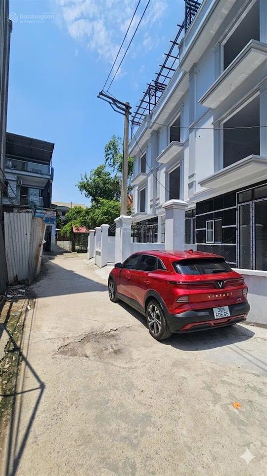 Nhà xây hiện đại giáp mặt phố 50m thẳng ra mặt tt chúc sơn (như ảnh) 63m2x4t+sân để ôtô+sân sau nhà
