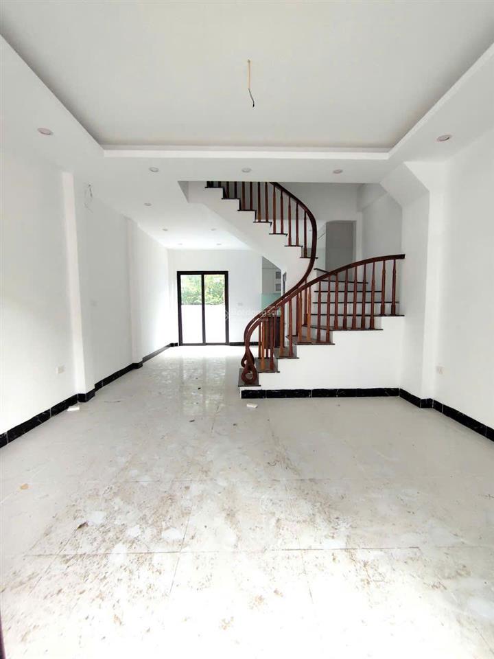 Nhà xây hiện đại giáp mặt phố 50m thẳng ra mặt tt chúc sơn (như ảnh) 63m2x4t+sân để ôtô+sân sau nhà