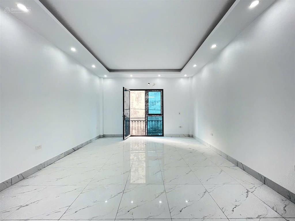 Nhà gần bến xe yên nghĩa xây độc lập có thang máy 40m2x5 tầng, 20m ra mặt đường ô tô, 400m ra ql6
