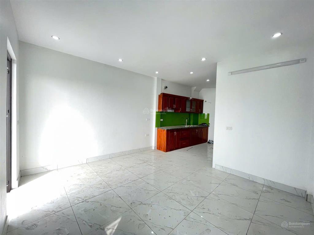 Nhà gần bến xe yên nghĩa xây độc lập có thang máy 40m2x5 tầng, 20m ra mặt đường ô tô, 400m ra ql6