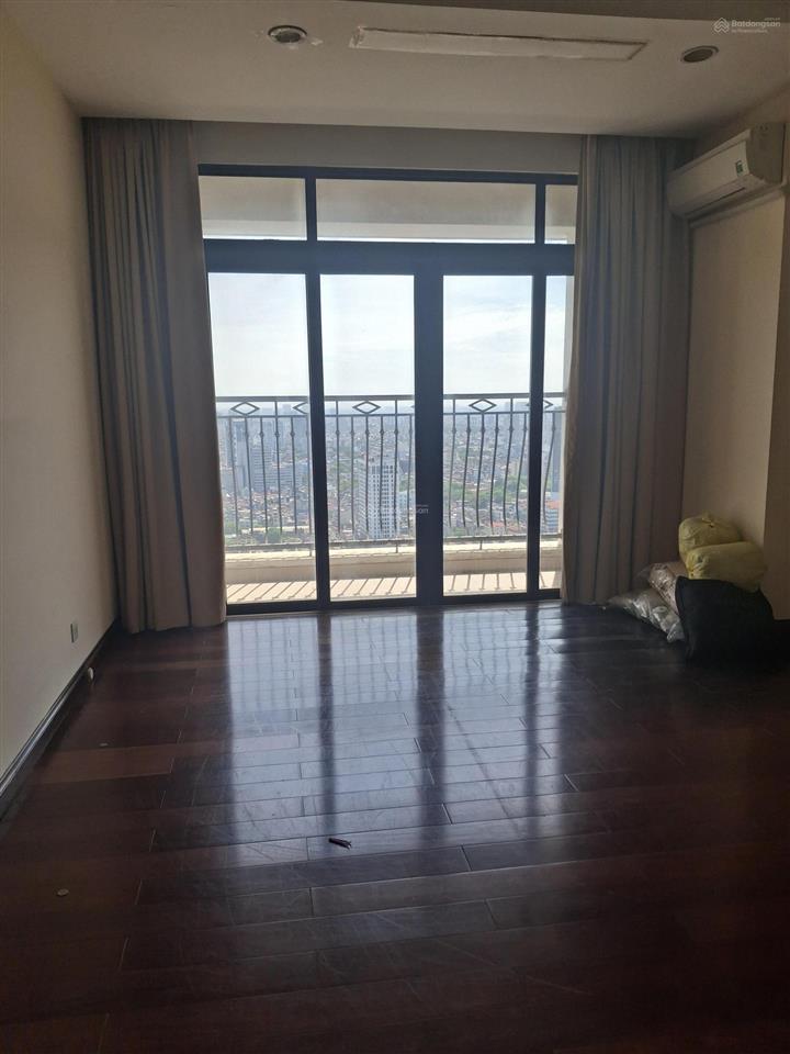 Cho thuê cc vincom royal city, căn góc, bc đn, 170m, 3n3vs, nt cơ bản. 27tr/th  0974 687 ***