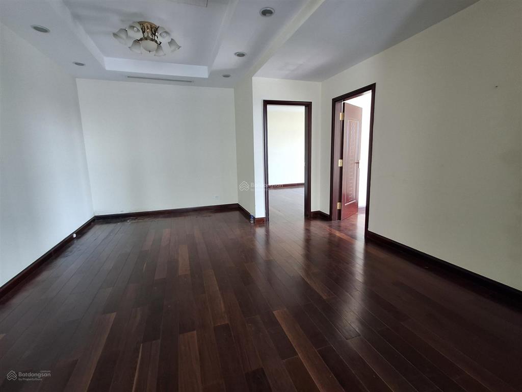 Cho thuê cc vincom royal city, căn góc, bc đn, 170m, 3n3vs, nt cơ bản. 27tr/th  0974 687 ***