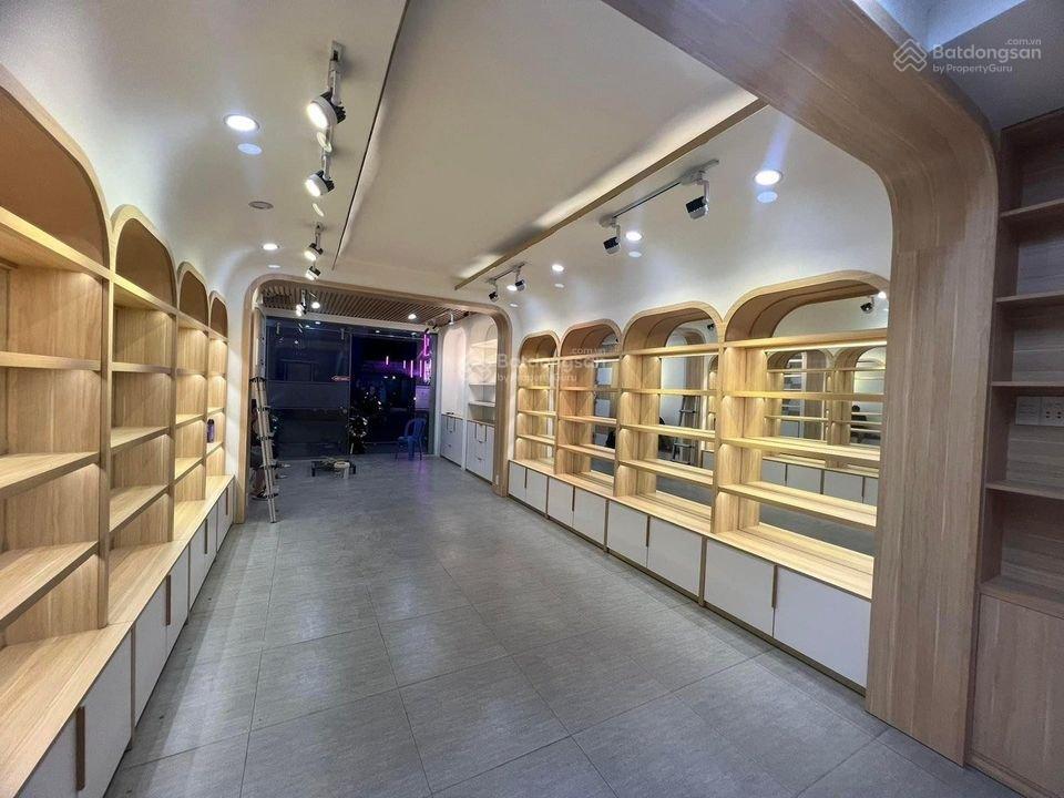 Cho thuê mặt tiền showroom lê văn sỹ (setup sẵn kệ trưng bày)