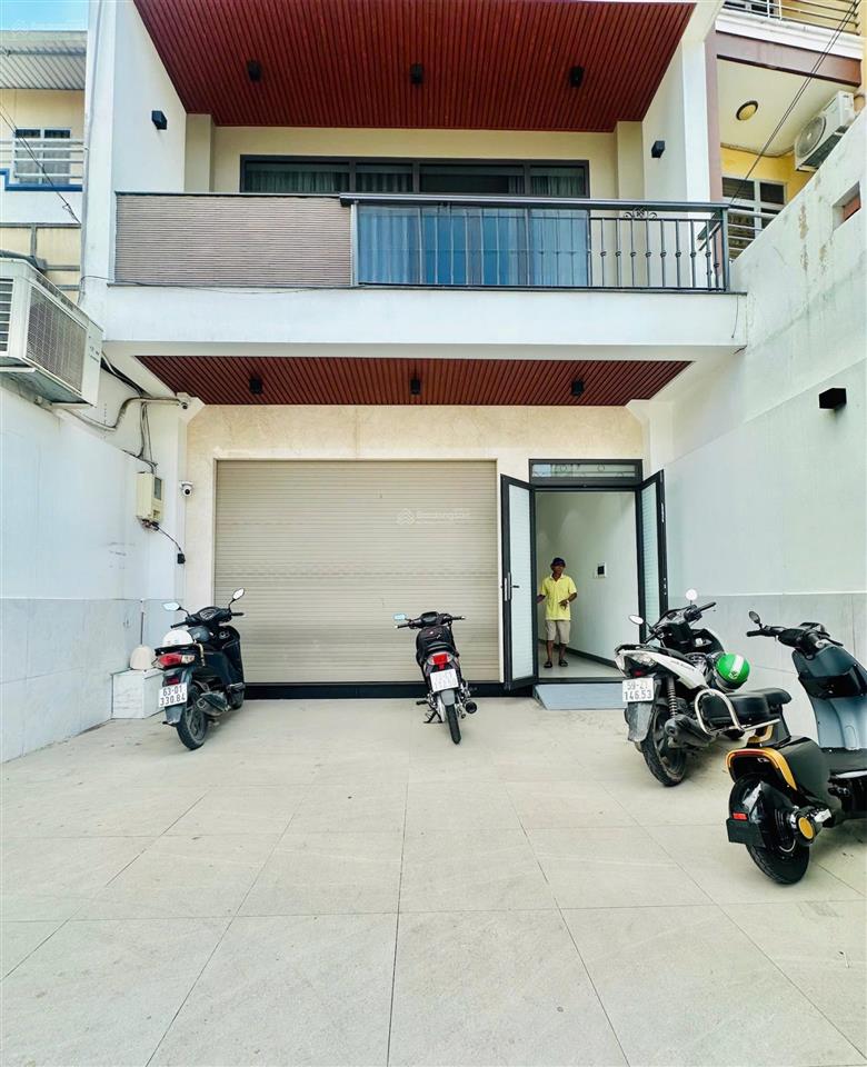Cho thuê biệt thự mặt tiền 135a hoa sứ, phú nhuận. dt 8m x 20m  có gara ô tô