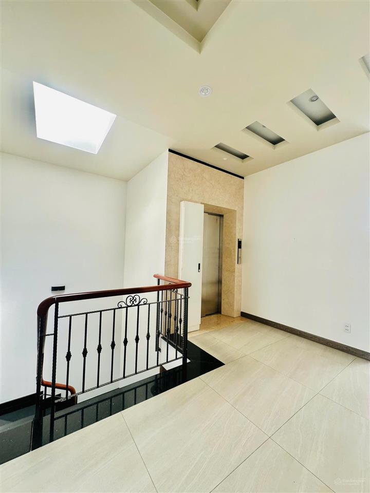 Cho thuê biệt thự mặt tiền 135a hoa sứ, phú nhuận. dt 8m x 20m  có gara ô tô