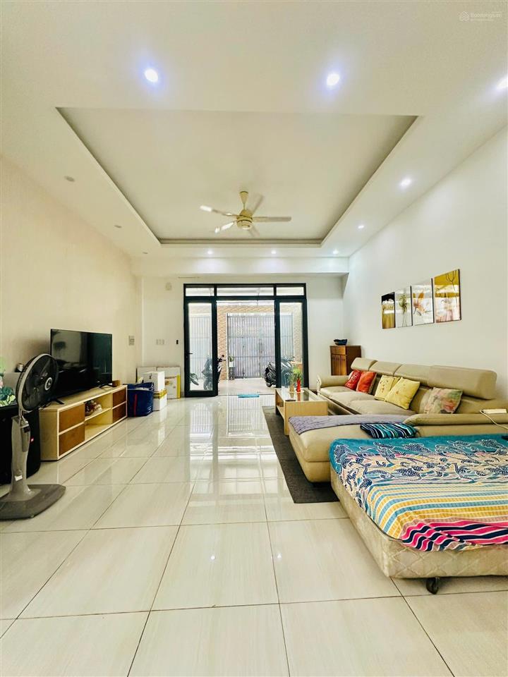 Cho thuê biệt thự mặt tiền 135a hoa sứ, phú nhuận. dt 8m x 20m  có gara ô tô