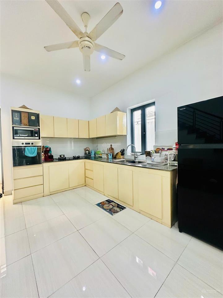 Cho thuê biệt thự mặt tiền 135a hoa sứ, phú nhuận. dt 8m x 20m  có gara ô tô