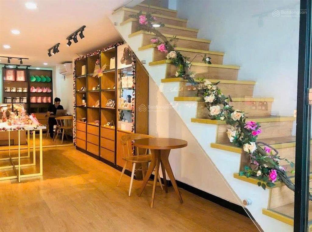 Cho thuê mặt tiền đường 2 chiều võ văn tần, quận 3  ngang 5 mét  giá chỉ 50 triệu