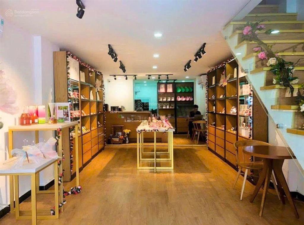 Cho thuê mặt tiền đường 2 chiều võ văn tần, quận 3  ngang 5 mét  giá chỉ 50 triệu
