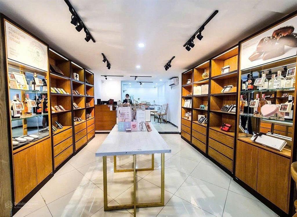 Cho thuê mặt tiền đường 2 chiều võ văn tần, quận 3  ngang 5 mét  giá chỉ 50 triệu