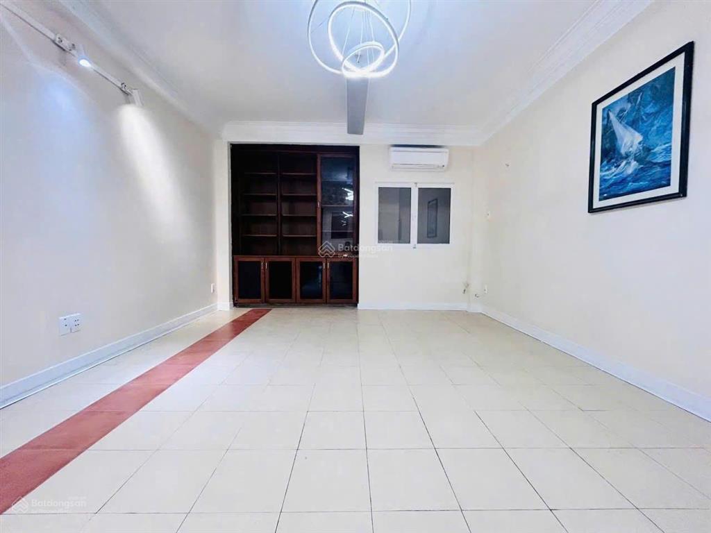 Siêu phẩm nhà trống suốt, có sân lớn, mặt tiền gần khu k300, tân bình
