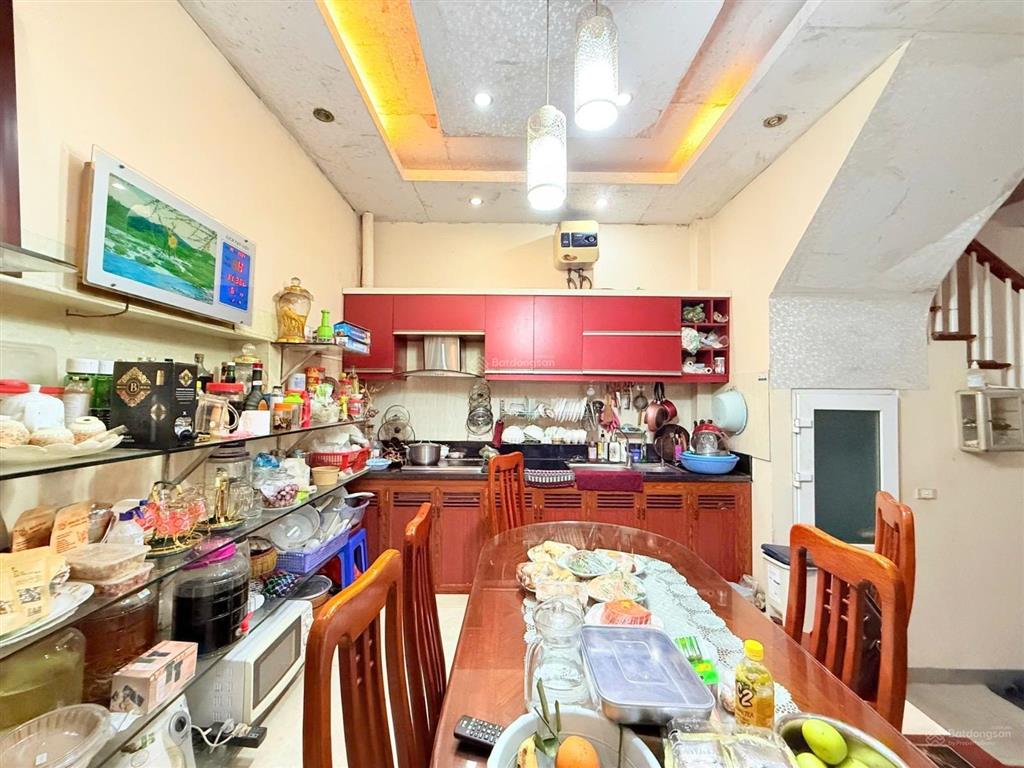 Cho thuê nhà 50m2 x 5 tầng, ô tô vào nhà, cách hồ tây 300m, 5 phòng ngủ khép kín.  0336 236 ***