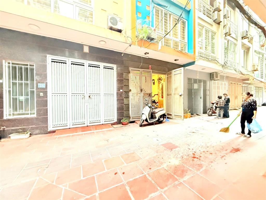 Cho thuê nhà 50m2 x 5 tầng, ô tô vào nhà, cách hồ tây 300m, 5 phòng ngủ khép kín.  0336 236 ***