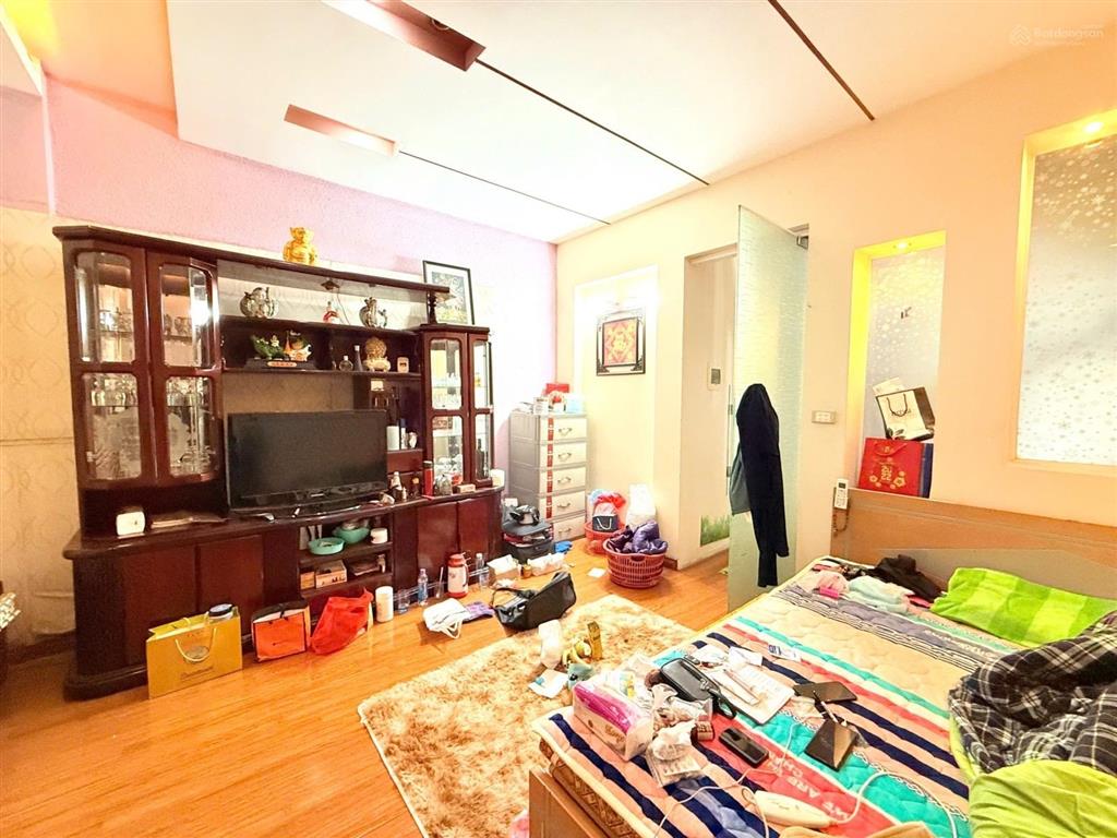 Cho thuê nhà 50m2 x 5 tầng, ô tô vào nhà, cách hồ tây 300m, 5 phòng ngủ khép kín.  0336 236 ***
